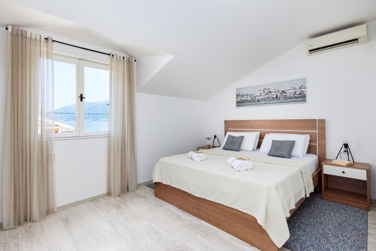 Waikiki Beach House Villa ติวัต ภายนอก รูปภาพ