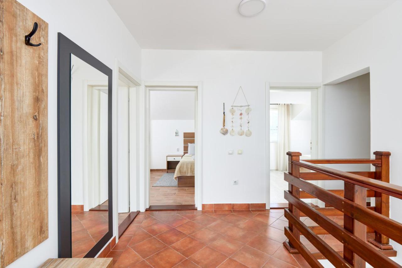 Waikiki Beach House Villa ติวัต ภายนอก รูปภาพ