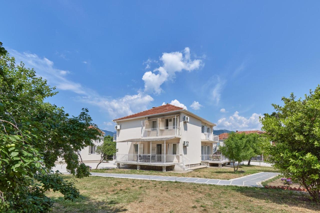 Waikiki Beach House Villa ติวัต ภายนอก รูปภาพ