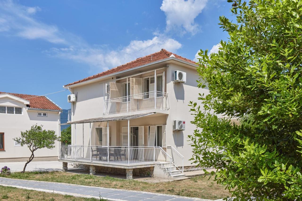 Waikiki Beach House Villa ติวัต ภายนอก รูปภาพ